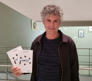 Cándido Pazó co libro 'A peste'
