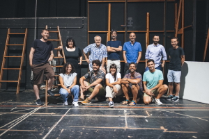 O equipo de Recortes, caneos e outras formas de dirblar posa no inicio dos ensaios