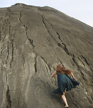 Fotografía en exteriores dos ensaios de Vacuo, na que se ve a unha bailarina gabeando por un monte.
