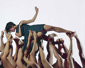 Fotografía na que poden verse unha bailarina do Centro Coreográfico sostida polas pernas de varios dos seus compañeiros.